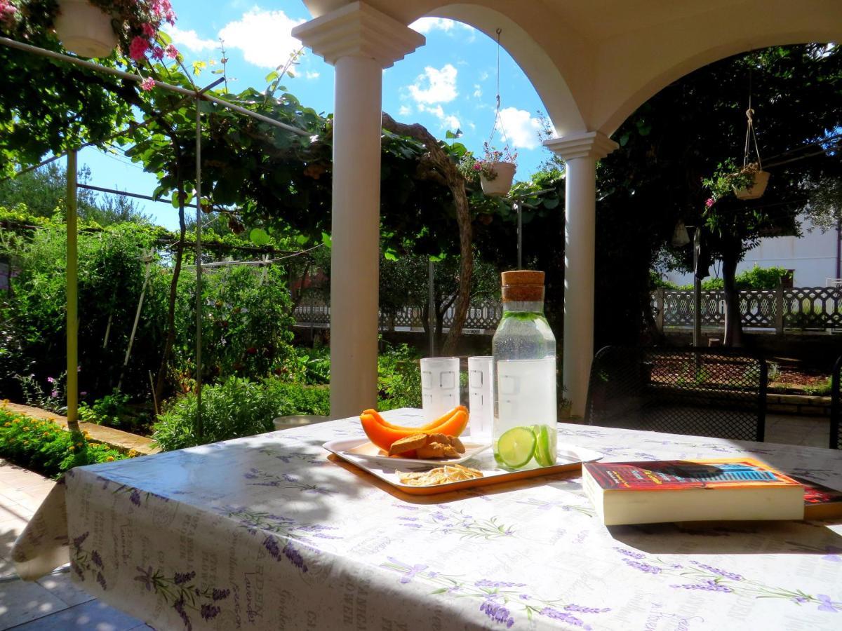 Beach Apartments Roza - The Garden Apartment Biograd Na Moru Eksteriør billede