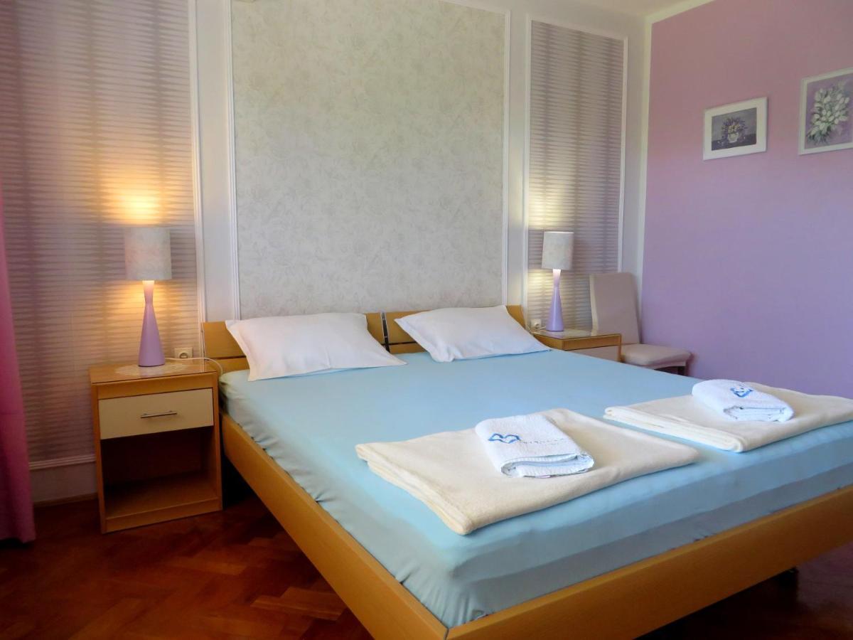 Beach Apartments Roza - The Garden Apartment Biograd Na Moru Eksteriør billede