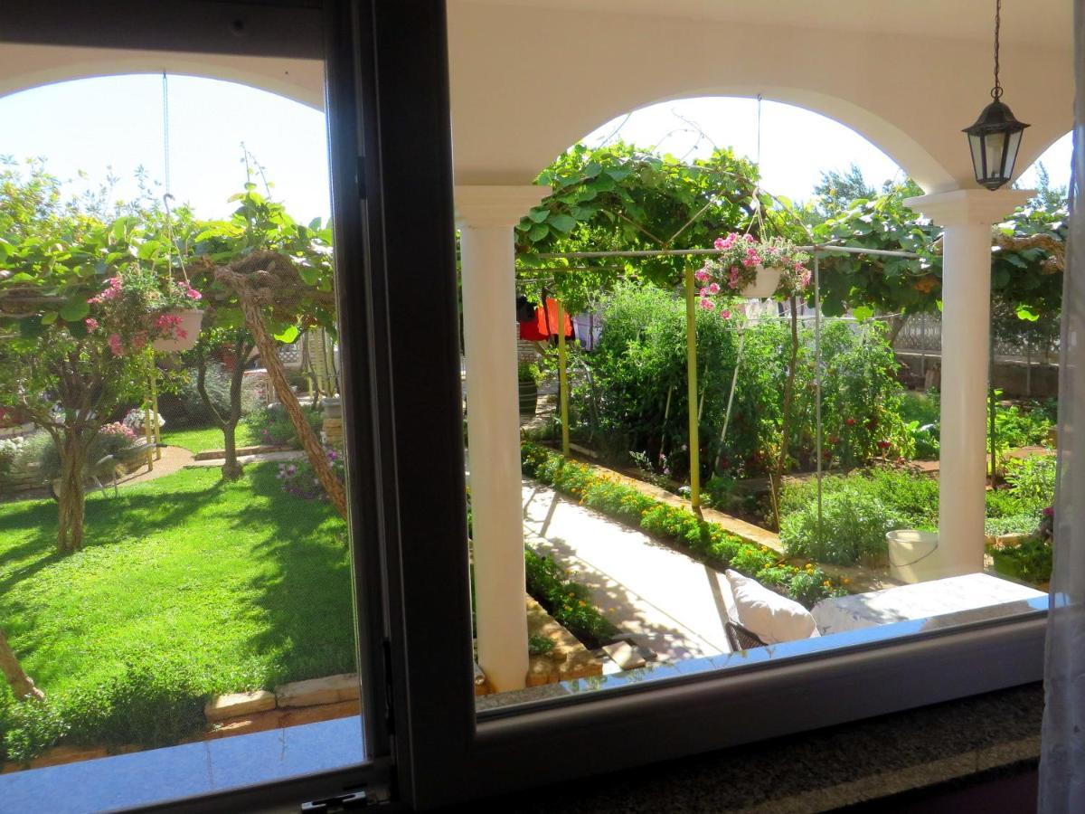Beach Apartments Roza - The Garden Apartment Biograd Na Moru Eksteriør billede